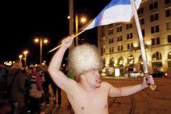 Финские казаки празднуют победу сборной на Чемпионате мира
