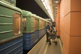 3605 на станции «Кунцевская» и метрозадроты: один фоткает, другой снимает, а третий для красоты.
