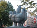 Обосранный голубями памятник курам в Осло