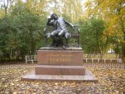 Пушкин развалился на скамейке, как биндюжник, хотя он просто мечтает