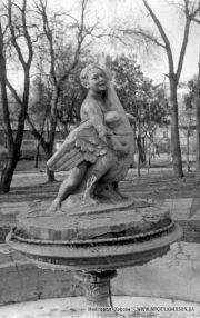 Скульптура в Херсоне. Проёбана вместе с Советским Союзом.
