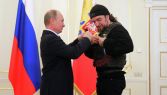Залдостанов не снимает головной убор типа «пидорка» даже на приёме у президента в кремлевском дворце